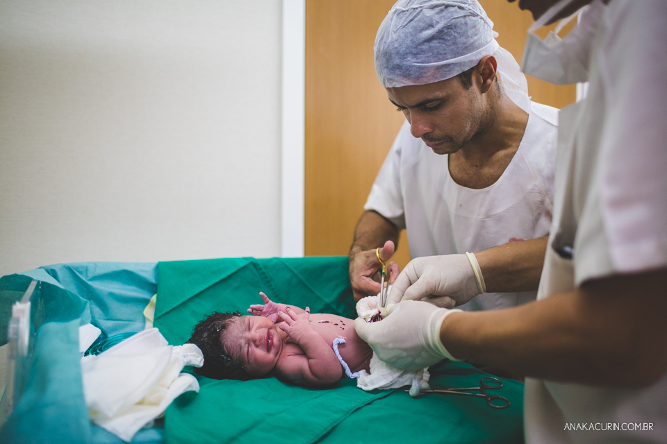 Parto natural hospitalar da pequena Malu, filha de Estela e Leandro, assistido pela obstetra humanizada Mayra Fontainhas e pela doula Aline Barreto, fotografado por Ana Kacurin