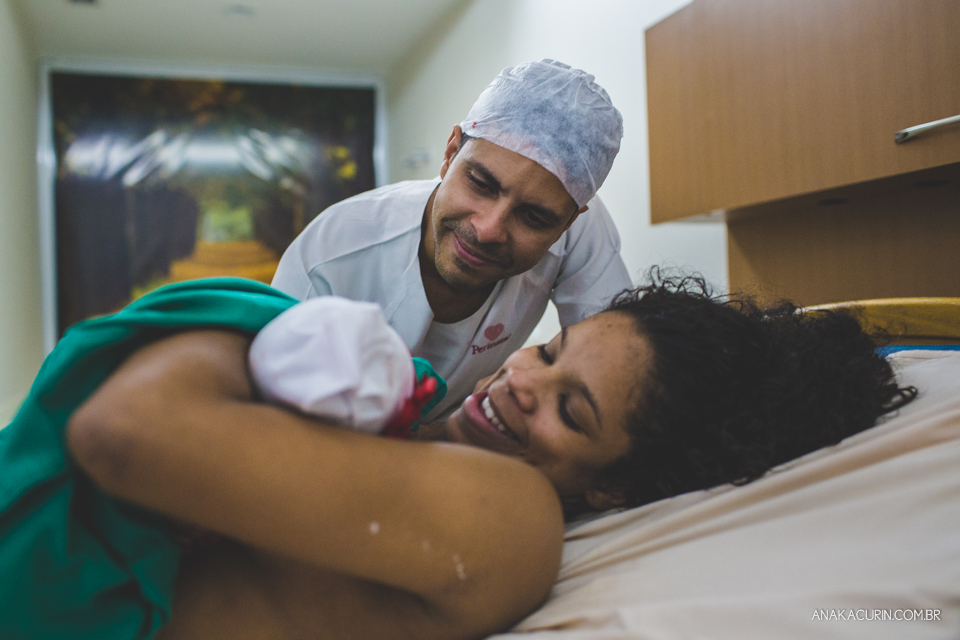 Parto natural hospitalar da pequena Malu, filha de Estela e Leandro, assistido pela obstetra humanizada Mayra Fontainhas e pela doula Aline Barreto, fotografado por Ana Kacurin