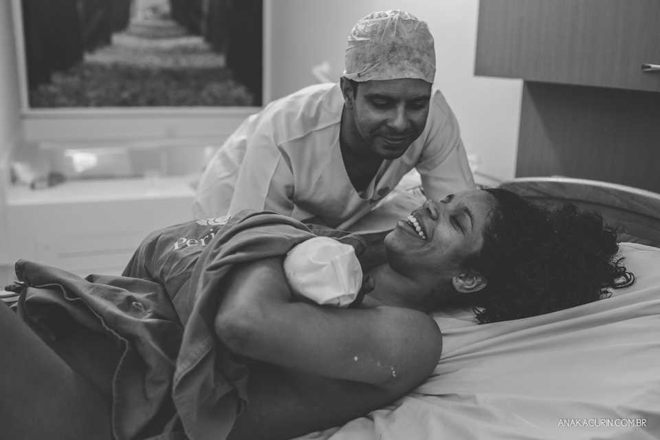 Parto natural hospitalar da pequena Malu, filha de Estela e Leandro, assistido pela obstetra humanizada Mayra Fontainhas e pela doula Aline Barreto, fotografado por Ana Kacurin