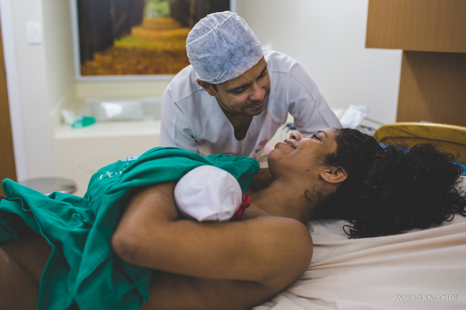 Parto natural hospitalar da pequena Malu, filha de Estela e Leandro, assistido pela obstetra humanizada Mayra Fontainhas e pela doula Aline Barreto, fotografado por Ana Kacurin