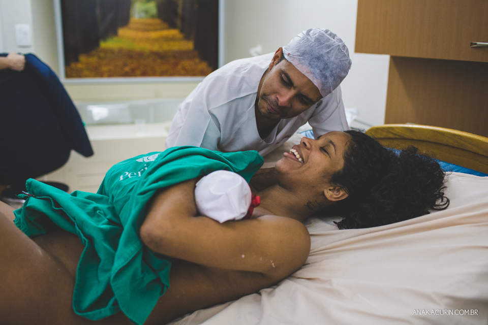 Parto natural hospitalar da pequena Malu, filha de Estela e Leandro, assistido pela obstetra humanizada Mayra Fontainhas e pela doula Aline Barreto, fotografado por Ana Kacurin