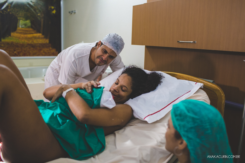 Parto natural hospitalar da pequena Malu, filha de Estela e Leandro, assistido pela obstetra humanizada Mayra Fontainhas e pela doula Aline Barreto, fotografado por Ana Kacurin