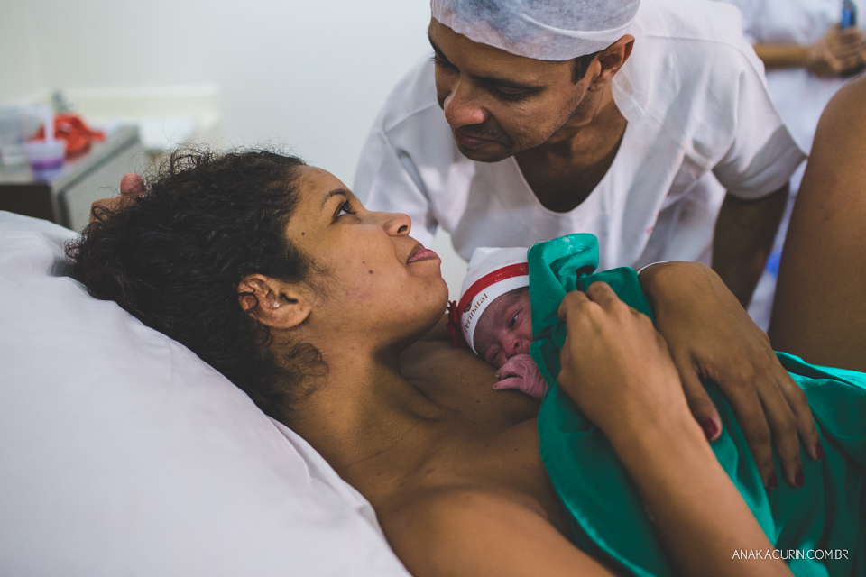 Parto natural hospitalar da pequena Malu, filha de Estela e Leandro, assistido pela obstetra humanizada Mayra Fontainhas e pela doula Aline Barreto, fotografado por Ana Kacurin
