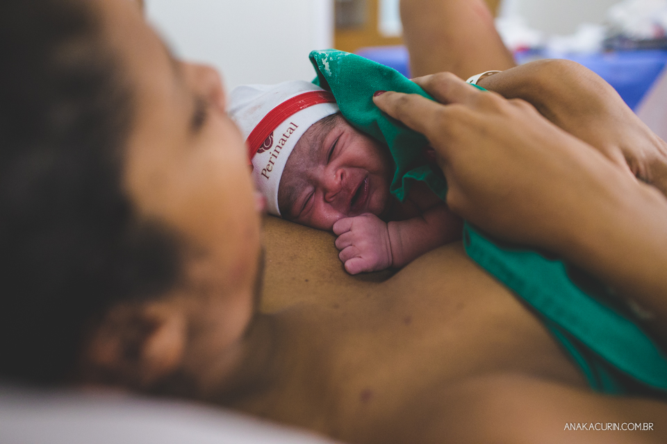 Parto natural hospitalar da pequena Malu, filha de Estela e Leandro, assistido pela obstetra humanizada Mayra Fontainhas e pela doula Aline Barreto, fotografado por Ana Kacurin