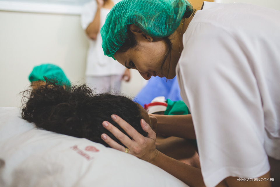 Parto natural hospitalar da pequena Malu, filha de Estela e Leandro, assistido pela obstetra humanizada Mayra Fontainhas e pela doula Aline Barreto, fotografado por Ana Kacurin
