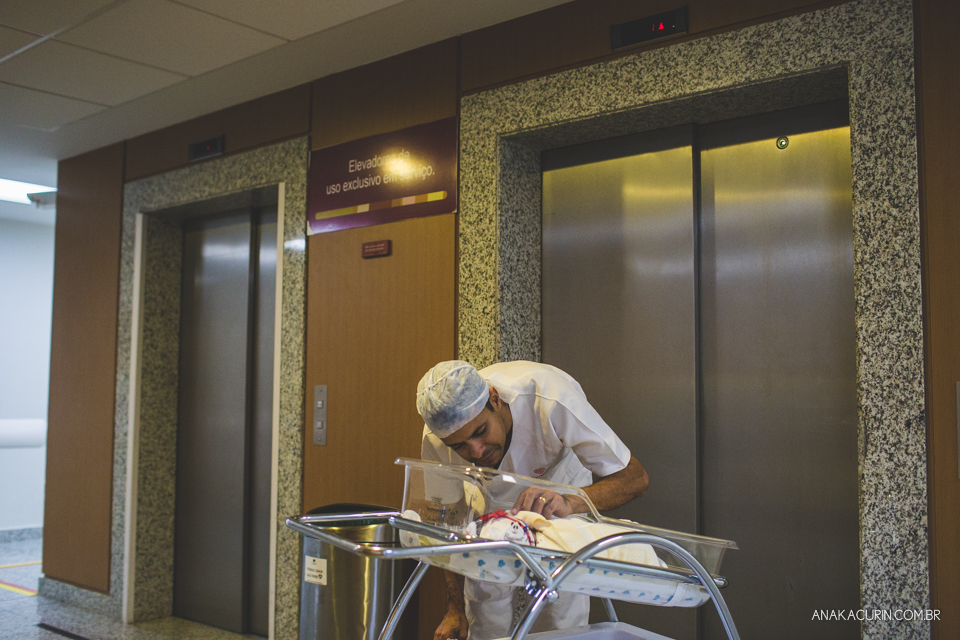 Parto natural hospitalar da pequena Malu, filha de Estela e Leandro, assistido pela obstetra humanizada Mayra Fontainhas e pela doula Aline Barreto, fotografado por Ana Kacurin