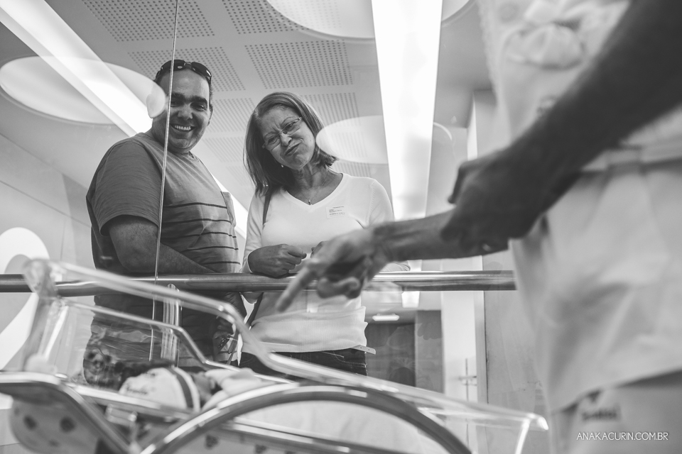 Parto natural hospitalar da pequena Malu, filha de Estela e Leandro, assistido pela obstetra humanizada Mayra Fontainhas e pela doula Aline Barreto, fotografado por Ana Kacurin