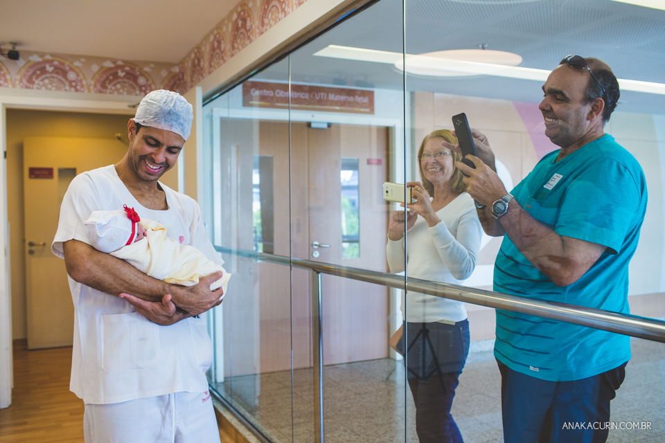 Parto natural hospitalar da pequena Malu, filha de Estela e Leandro, assistido pela obstetra humanizada Mayra Fontainhas e pela doula Aline Barreto, fotografado por Ana Kacurin