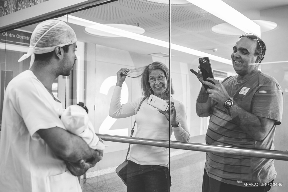 Parto natural hospitalar da pequena Malu, filha de Estela e Leandro, assistido pela obstetra humanizada Mayra Fontainhas e pela doula Aline Barreto, fotografado por Ana Kacurin