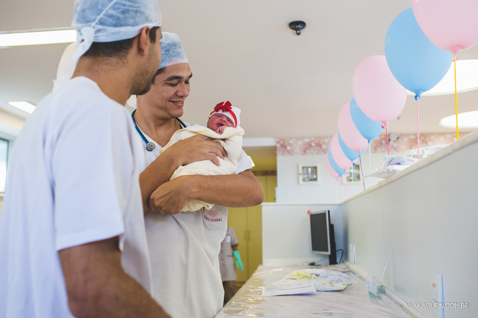 Parto natural hospitalar da pequena Malu, filha de Estela e Leandro, assistido pela obstetra humanizada Mayra Fontainhas e pela doula Aline Barreto, fotografado por Ana Kacurin