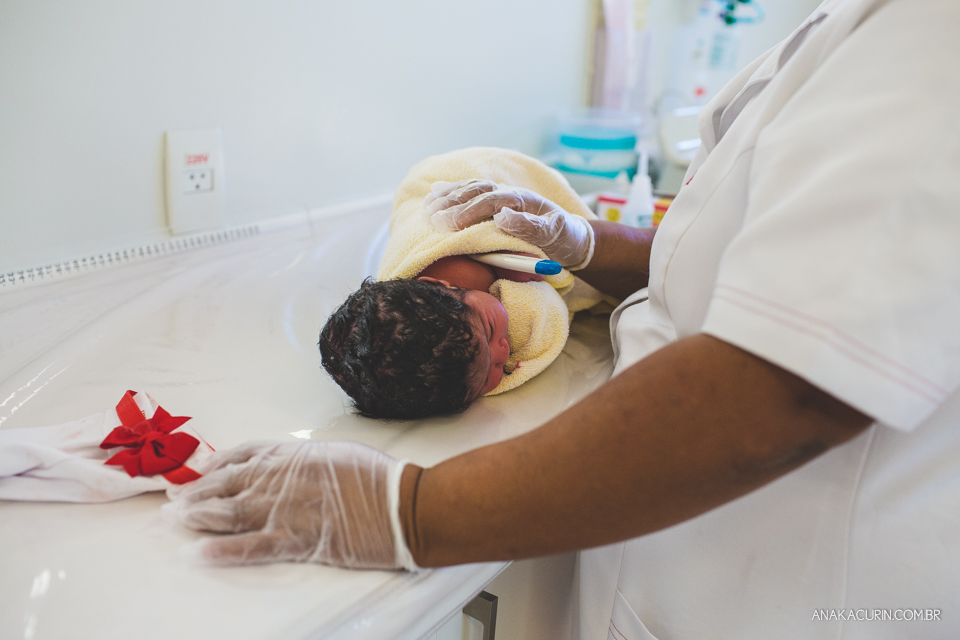 Parto natural hospitalar da pequena Malu, filha de Estela e Leandro, assistido pela obstetra humanizada Mayra Fontainhas e pela doula Aline Barreto, fotografado por Ana Kacurin