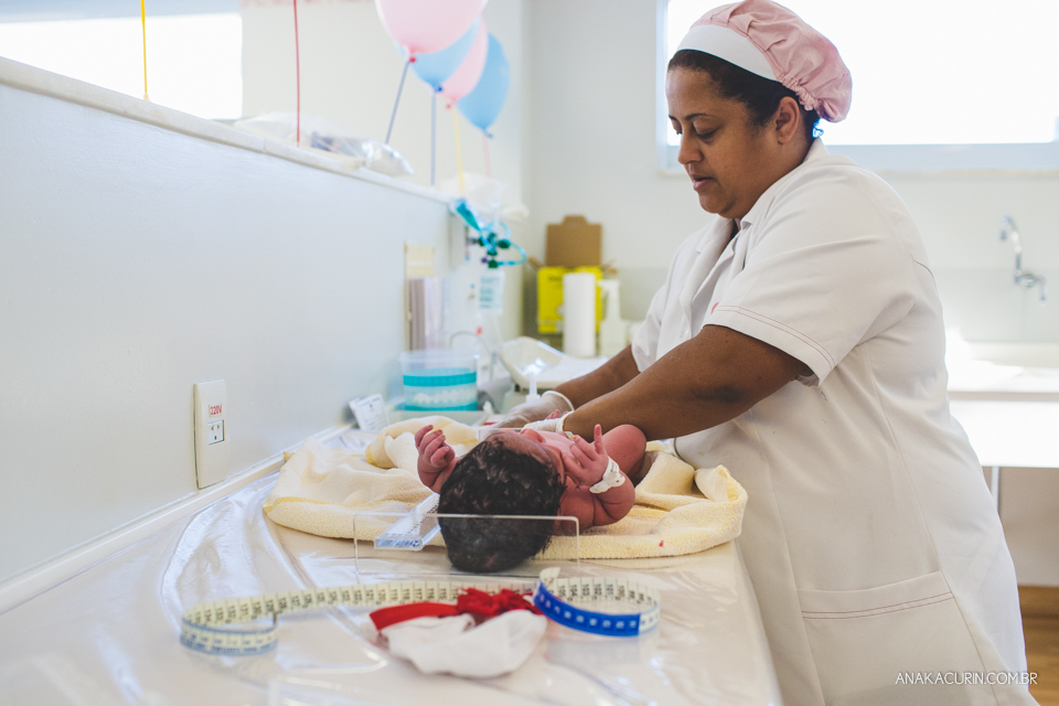 Parto natural hospitalar da pequena Malu, filha de Estela e Leandro, assistido pela obstetra humanizada Mayra Fontainhas e pela doula Aline Barreto, fotografado por Ana Kacurin