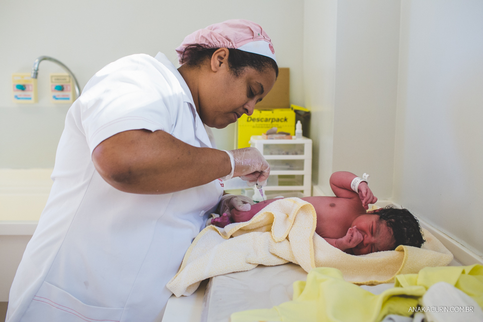 Parto natural hospitalar da pequena Malu, filha de Estela e Leandro, assistido pela obstetra humanizada Mayra Fontainhas e pela doula Aline Barreto, fotografado por Ana Kacurin