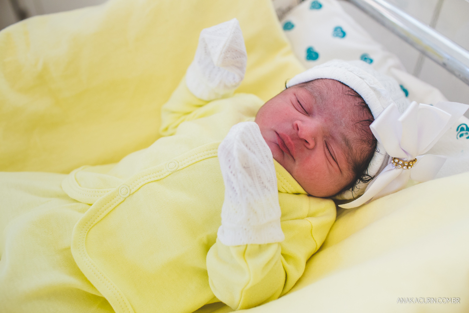 Parto natural hospitalar da pequena Malu, filha de Estela e Leandro, assistido pela obstetra humanizada Mayra Fontainhas e pela doula Aline Barreto, fotografado por Ana Kacurin