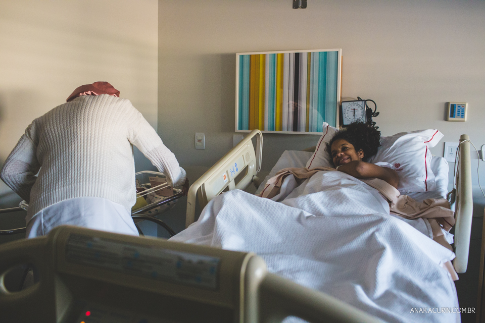 Parto natural hospitalar da pequena Malu, filha de Estela e Leandro, assistido pela obstetra humanizada Mayra Fontainhas e pela doula Aline Barreto, fotografado por Ana Kacurin