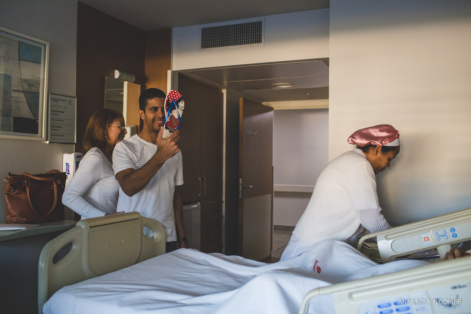 Parto natural hospitalar da pequena Malu, filha de Estela e Leandro, assistido pela obstetra humanizada Mayra Fontainhas e pela doula Aline Barreto, fotografado por Ana Kacurin