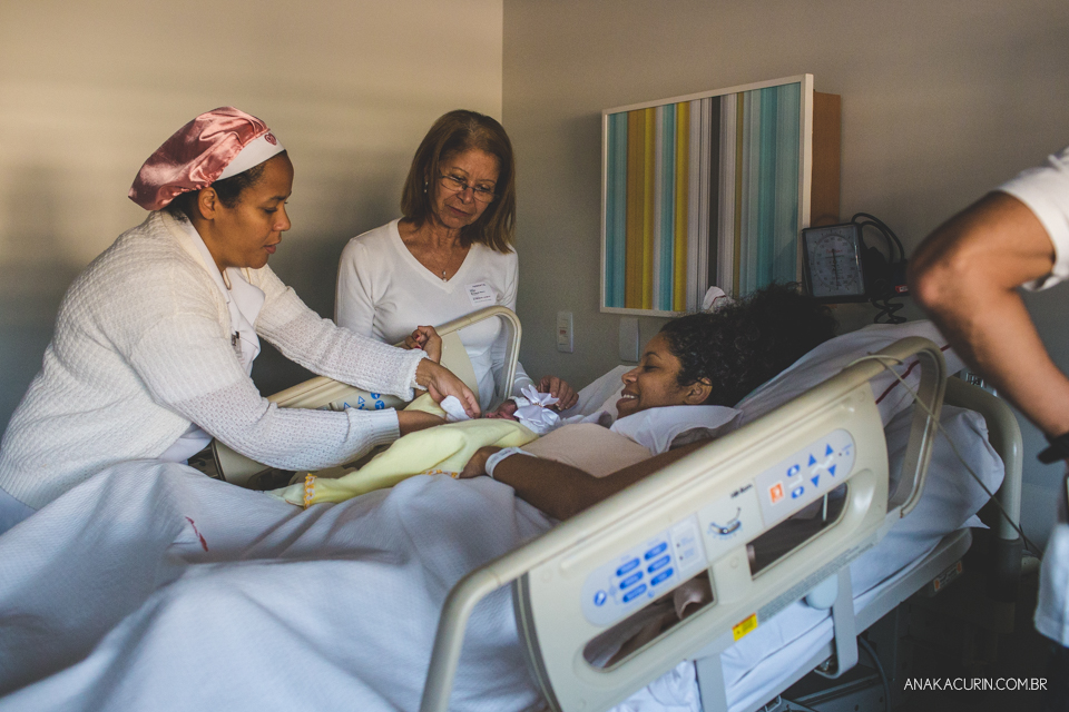 Parto natural hospitalar da pequena Malu, filha de Estela e Leandro, assistido pela obstetra humanizada Mayra Fontainhas e pela doula Aline Barreto, fotografado por Ana Kacurin
