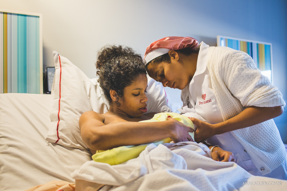 Parto natural hospitalar da pequena Malu, filha de Estela e Leandro, assistido pela obstetra humanizada Mayra Fontainhas e pela doula Aline Barreto, fotografado por Ana Kacurin