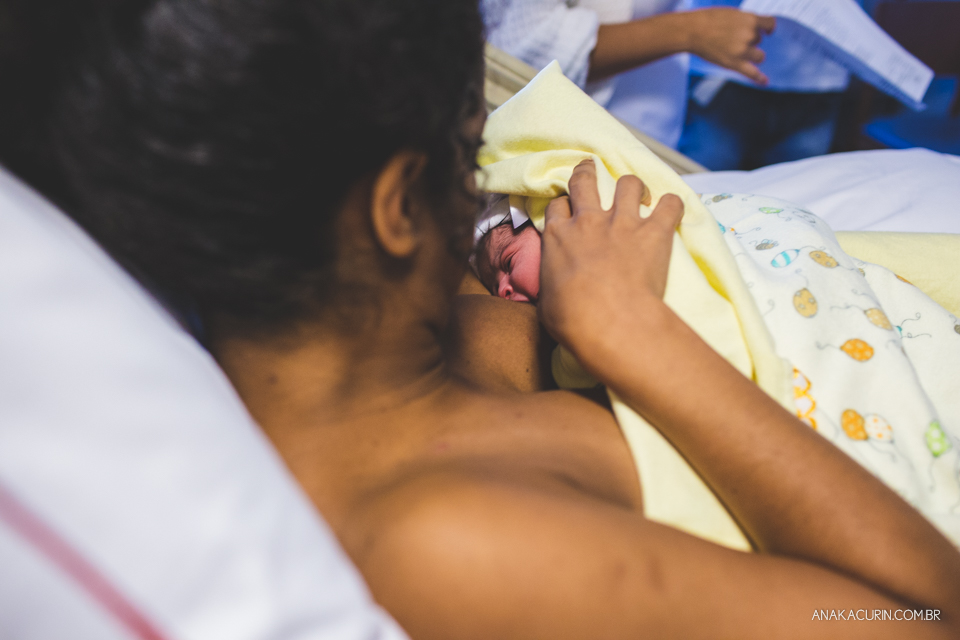 Parto natural hospitalar da pequena Malu, filha de Estela e Leandro, assistido pela obstetra humanizada Mayra Fontainhas e pela doula Aline Barreto, fotografado por Ana Kacurin