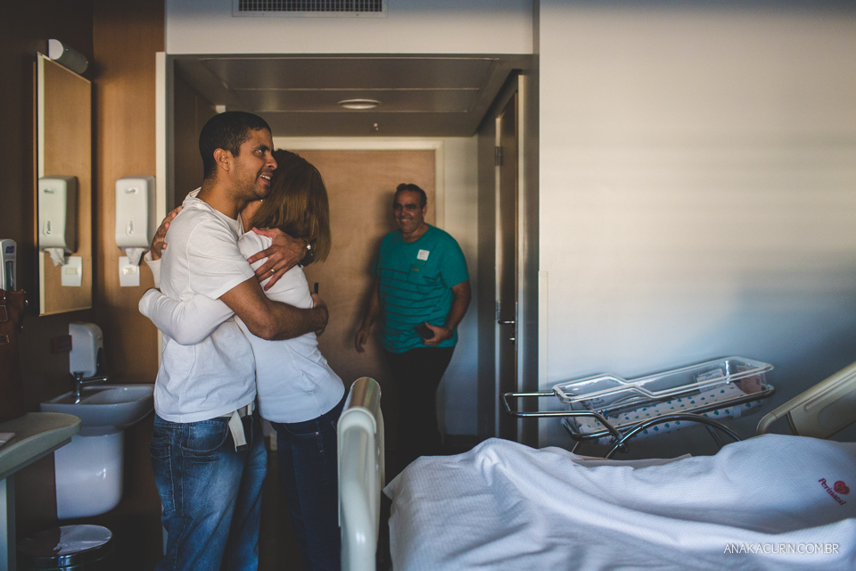 Parto natural hospitalar da pequena Malu, filha de Estela e Leandro, assistido pela obstetra humanizada Mayra Fontainhas e pela doula Aline Barreto, fotografado por Ana Kacurin