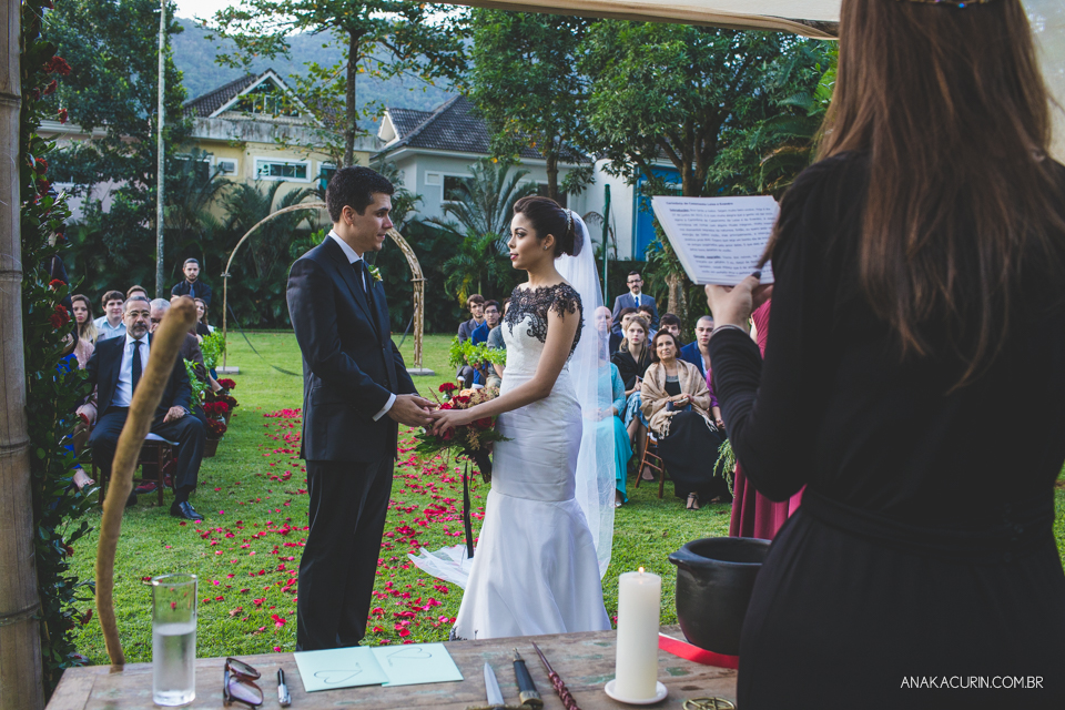 Ana Kacurin, casamento, casamento ao ar livre, casamento celta, Casamento Colorido, casamento de dia, casamento diurno, casamento wicca, casamento wiccano, casório, dark, gótico, Handfasting, Hotel Atlântico Sul, Kim Derick Filmes, Luiza e Evandro