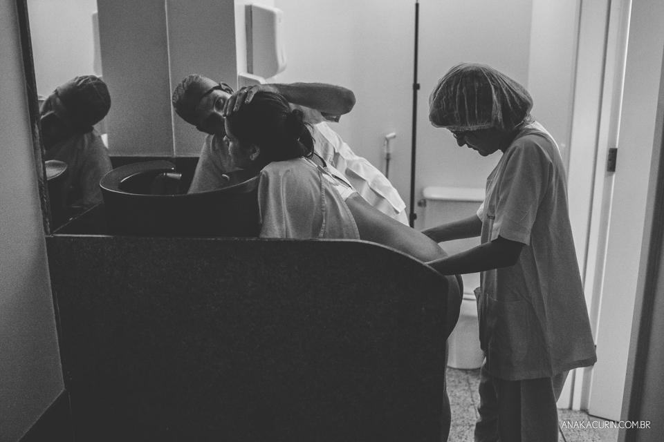 Parto natural hospitalar de Sofia, que aconteceu na Perinatal de Laranjeiras e teve a fotografia feita por Ana Kacurin. Gestante recebe massagem de doula.