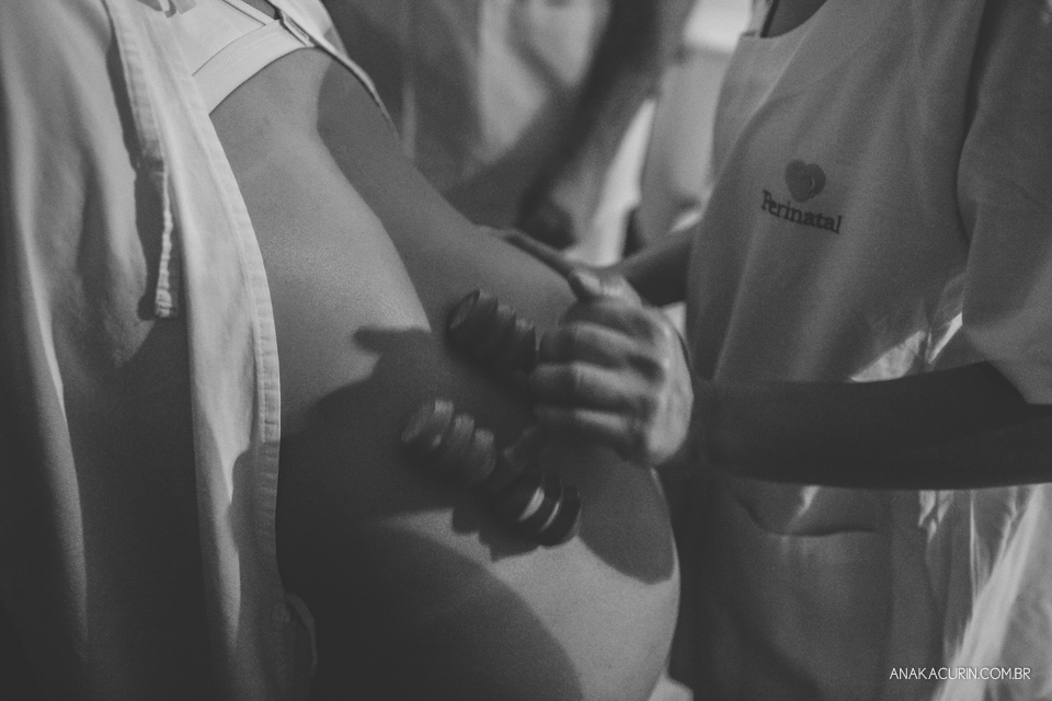 Parto natural hospitalar de Sofia, que aconteceu na Perinatal de Laranjeiras e teve a fotografia feita por Ana Kacurin. Massagem feita pela doula.