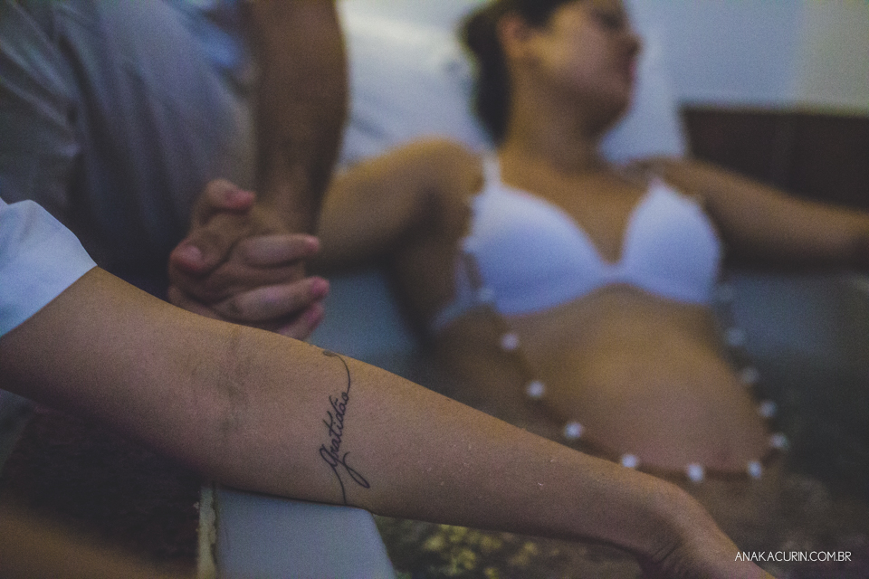 Parto natural hospitalar de Sofia, que aconteceu na Perinatal de Laranjeiras e teve a fotografia feita por Ana Kacurin. Detalhe da tatuagem da doula escrito 