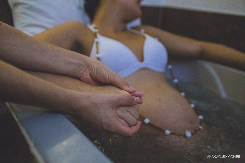 Parto natural hospitalar de Sofia, que aconteceu na Perinatal de Laranjeiras e teve a fotografia feita por Ana Kacurin.