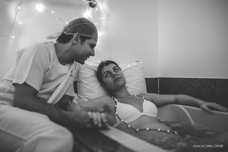 Parto natural hospitalar de Sofia, que aconteceu na Perinatal de Laranjeiras e teve a fotografia feita por Ana Kacurin.