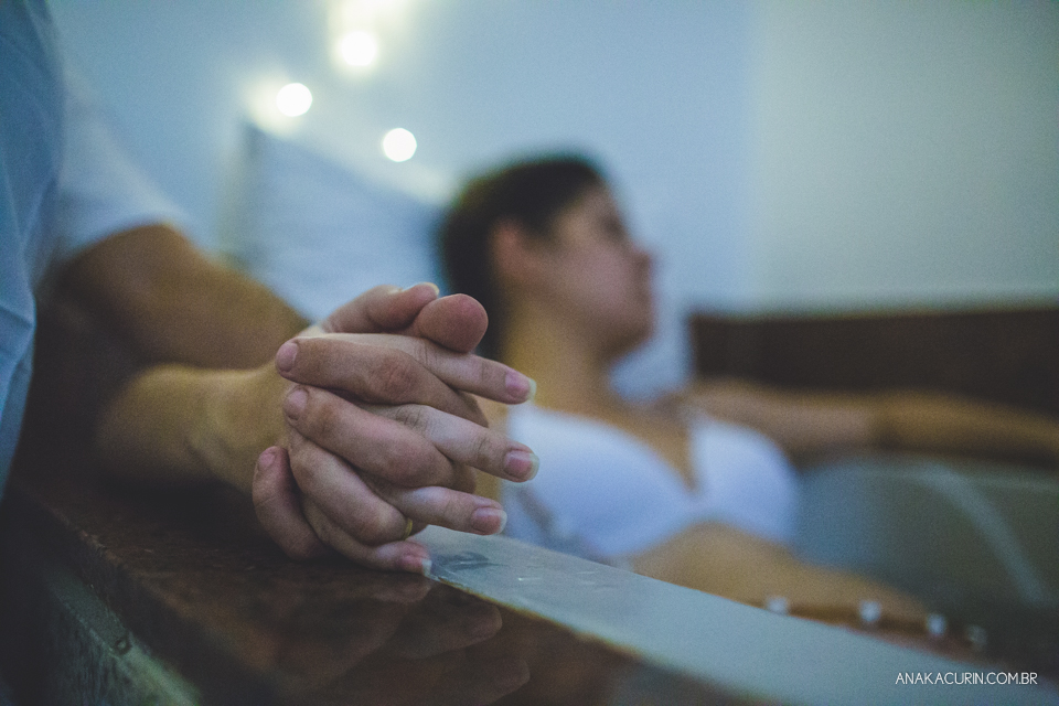 Parto natural hospitalar de Sofia, que aconteceu na Perinatal de Laranjeiras e teve a fotografia feita por Ana Kacurin. Detalhe das mãos do pai e da gestante entrelaçadas.