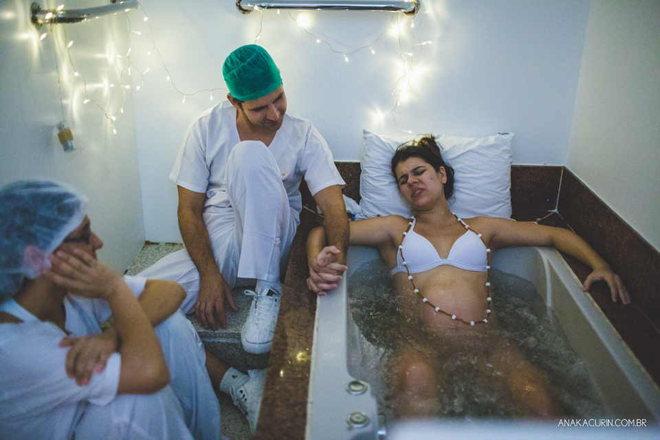 Parto natural hospitalar de Sofia, que aconteceu na Perinatal de Laranjeiras e teve a fotografia feita por Ana Kacurin.