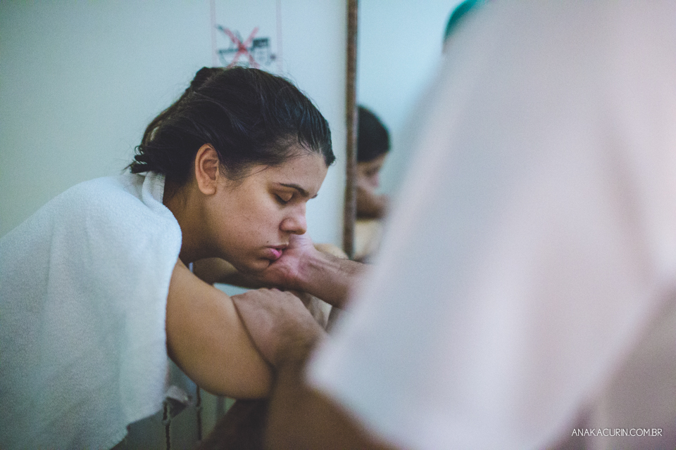 Parto natural hospitalar de Sofia, que aconteceu na Perinatal de Laranjeiras e teve a fotografia feita por Ana Kacurin. Gestante apoiando rosto nas mãos do marido.
