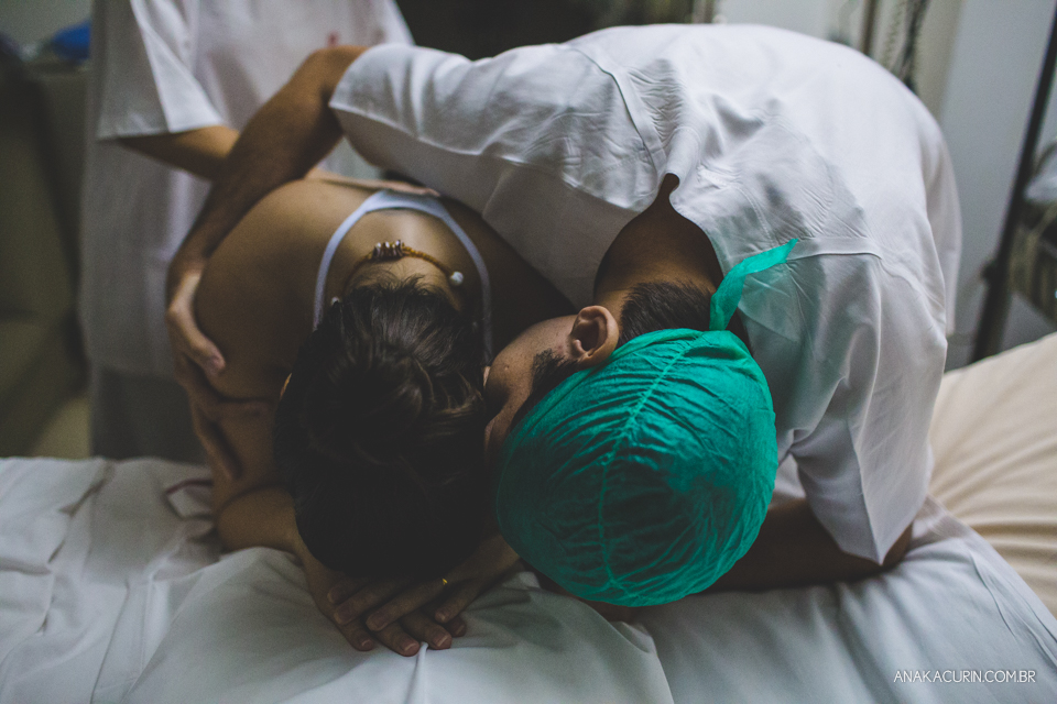 Parto natural hospitalar de Sofia, que aconteceu na Perinatal de Laranjeiras e teve a fotografia feita por Ana Kacurin.