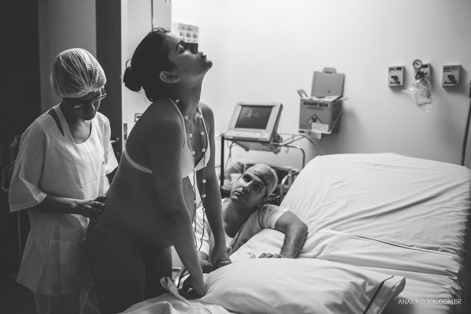 Parto natural hospitalar de Sofia, que aconteceu na Perinatal de Laranjeiras e teve a fotografia feita por Ana Kacurin.