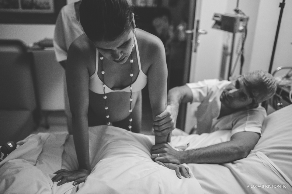 Parto natural hospitalar de Sofia, que aconteceu na Perinatal de Laranjeiras e teve a fotografia feita por Ana Kacurin.