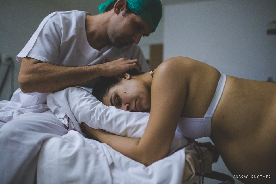 Parto natural hospitalar de Sofia, que aconteceu na Perinatal de Laranjeiras e teve a fotografia feita por Ana Kacurin.