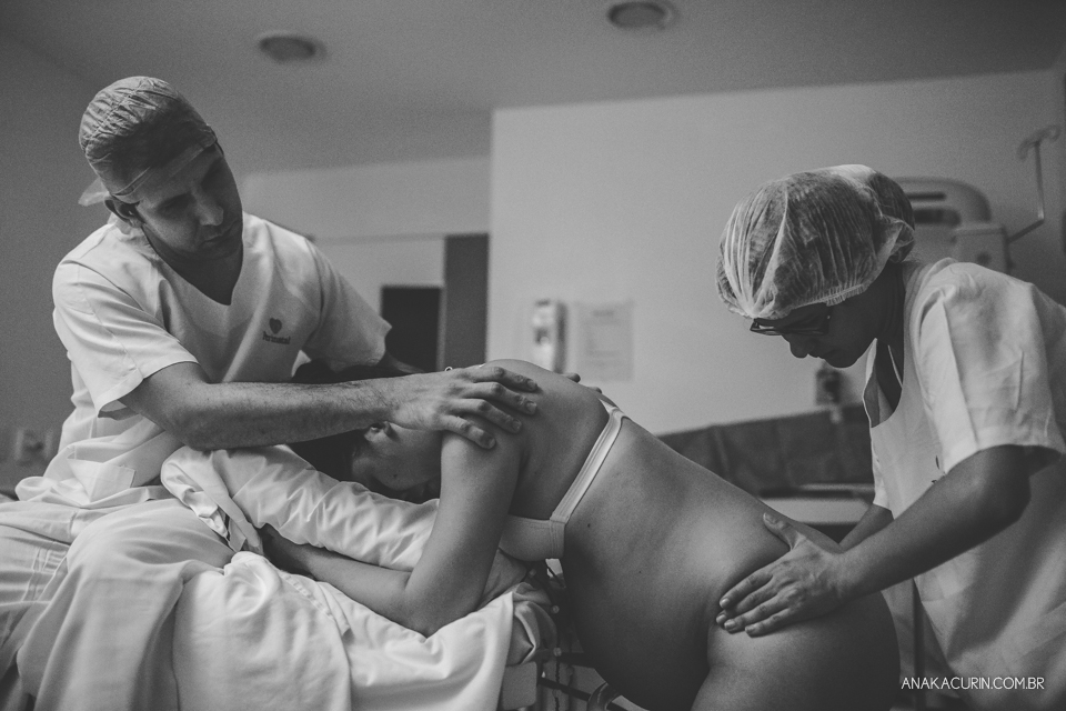 Parto natural hospitalar de Sofia, que aconteceu na Perinatal de Laranjeiras e teve a fotografia feita por Ana Kacurin.