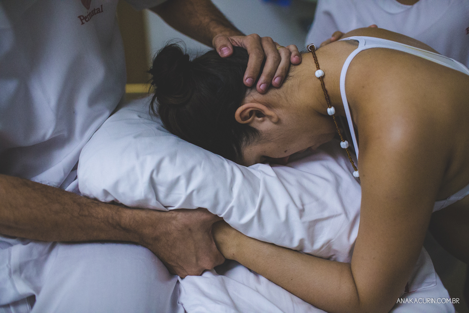 Parto natural hospitalar de Sofia, que aconteceu na Perinatal de Laranjeiras e teve a fotografia feita por Ana Kacurin.