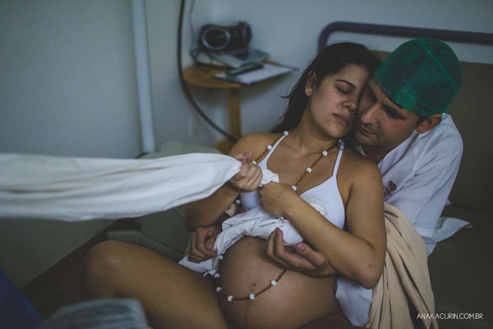Parto natural hospitalar de Sofia, que aconteceu na Perinatal de Laranjeiras e teve a fotografia feita por Ana Kacurin. Já no expulsivo, gestante sustentada por um tecido.
