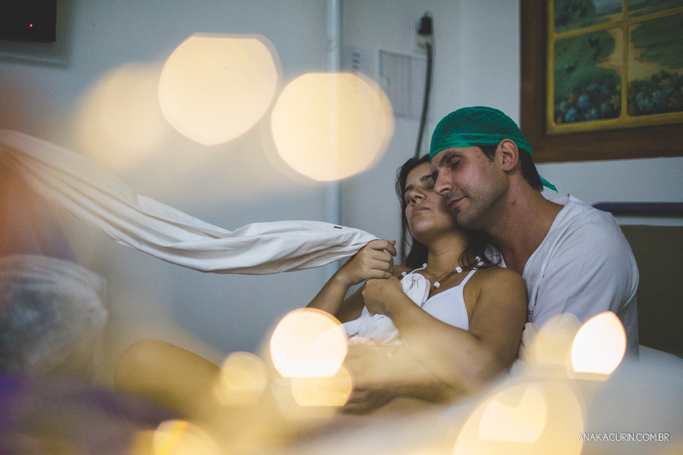 Parto natural hospitalar de Sofia, que aconteceu na Perinatal de Laranjeiras e teve a fotografia feita por Ana Kacurin. Já no expulsivo, gestante sustentada por um tecido, Bokeh no primeiro plano.