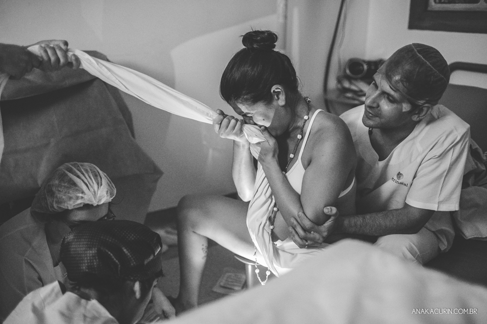 Parto natural hospitalar de Sofia, que aconteceu na Perinatal de Laranjeiras e teve a fotografia feita por Ana Kacurin. Contrações do momento do expulsivo, gestante sustentada por um tecido.
