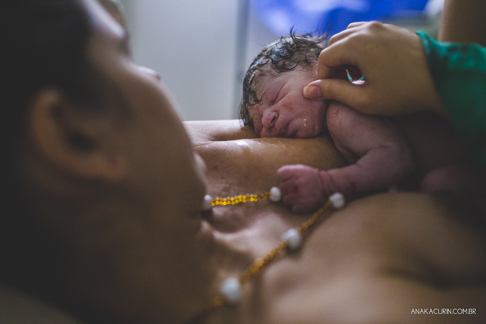 Parto natural hospitalar de Sofia, que aconteceu na Perinatal de Laranjeiras e teve a fotografia feita por Ana Kacurin Bebê recé nascido no colo da mãe..