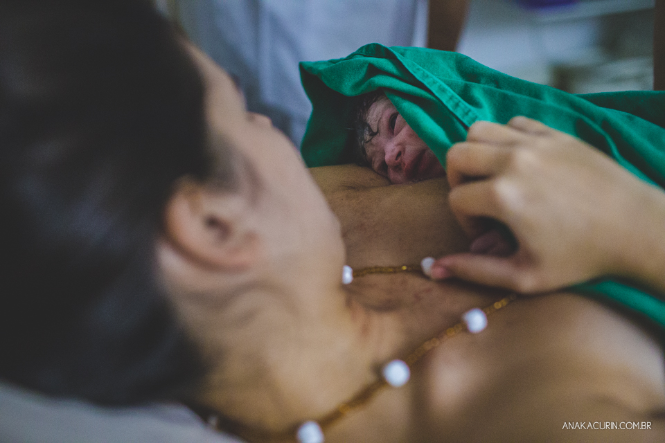 Parto natural hospitalar de Sofia, que aconteceu na Perinatal de Laranjeiras e teve a fotografia feita por Ana Kacurin.