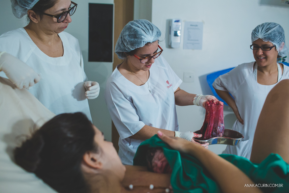 Parto natural hospitalar de Sofia, que aconteceu na Perinatal de Laranjeiras e teve a fotografia feita por Ana Kacurin. Médica mostra a placenta e explica como ela funciona.