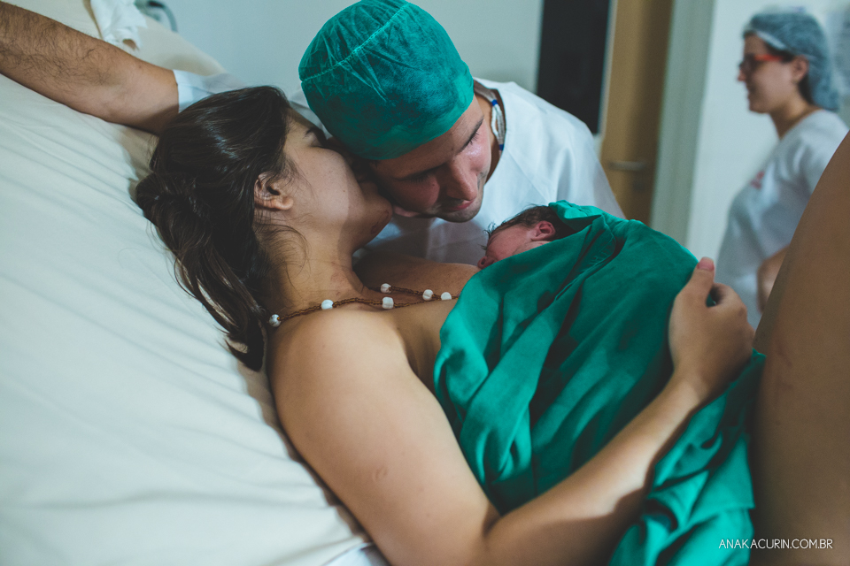 Parto natural hospitalar de Sofia, que aconteceu na Perinatal de Laranjeiras e teve a fotografia feita por Ana Kacurin.