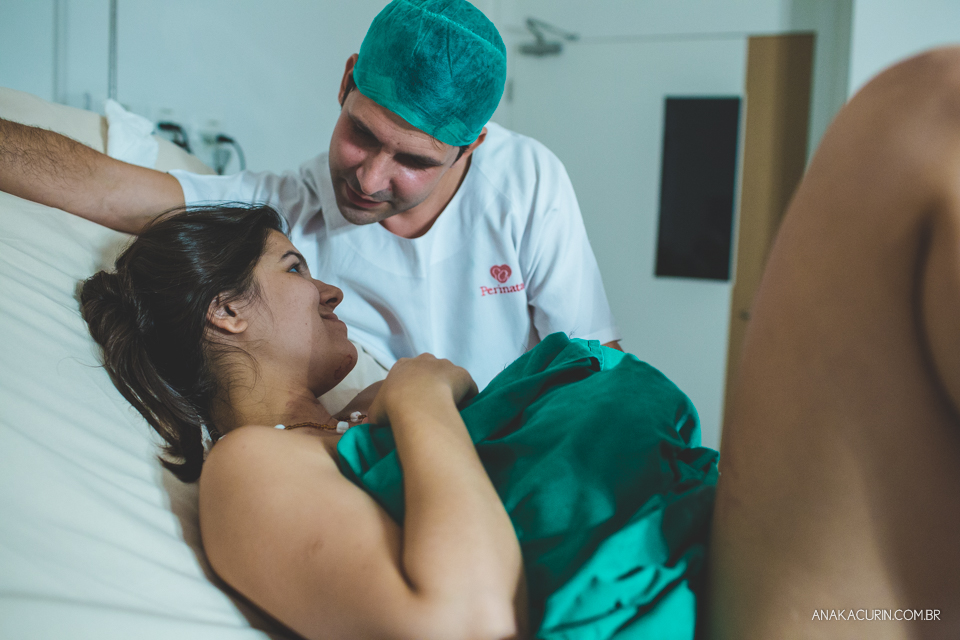 Parto natural hospitalar de Sofia, que aconteceu na Perinatal de Laranjeiras e teve a fotografia feita por Ana Kacurin.