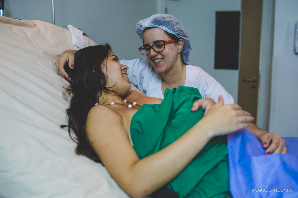 Parto natural hospitalar de Sofia, que aconteceu na Perinatal de Laranjeiras e teve a fotografia feita por Ana Kacurin.