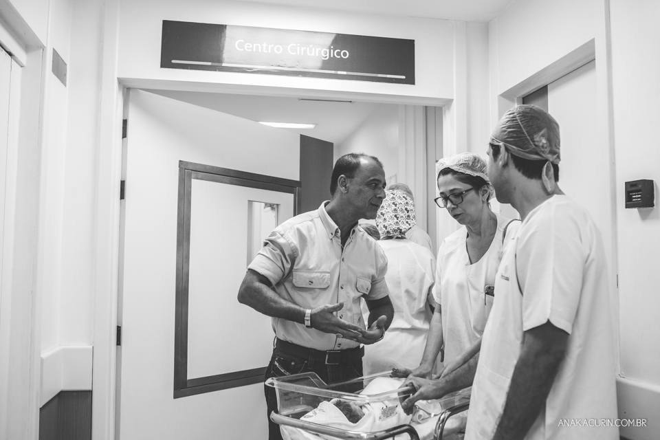 Parto natural hospitalar de Sofia, que aconteceu na Perinatal de Laranjeiras e teve a fotografia feita por Ana Kacurin. No corredor do hospital, avê pede pra segurar o bebê.