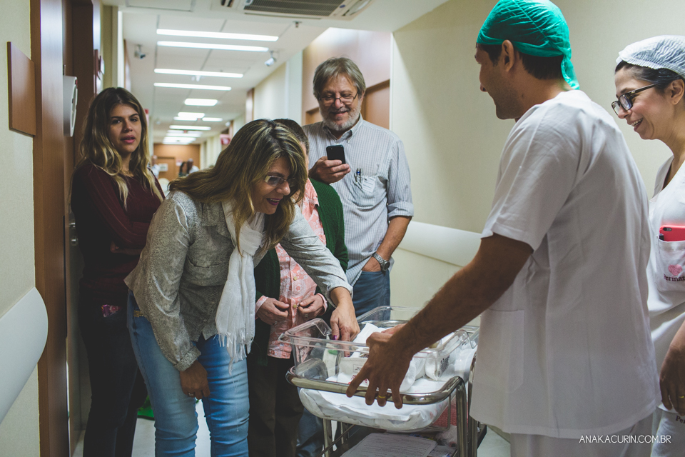 Parto natural hospitalar de Sofia, que aconteceu na Perinatal de Laranjeiras e teve a fotografia feita por Ana Kacurin. Familia conhece o bebê.